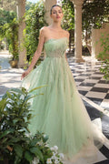 Vestido de quinceañera verde menta con bordados, ideal para XV años o bodas, en jardín con columnas