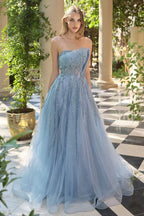 Vestido de novia azul cielo con brillos, ideal para XV años o boda, en entorno elegante con columnas y jardín