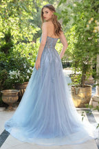 Vestido de fiesta azul celeste con brillos, ideal para XV años o boda, en jardín con luz natural