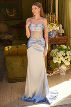 Mujer con vestido elegante largo azul claro y corsé brillante, ideal para fiesta o quinceañera, en sala decorada con flores.