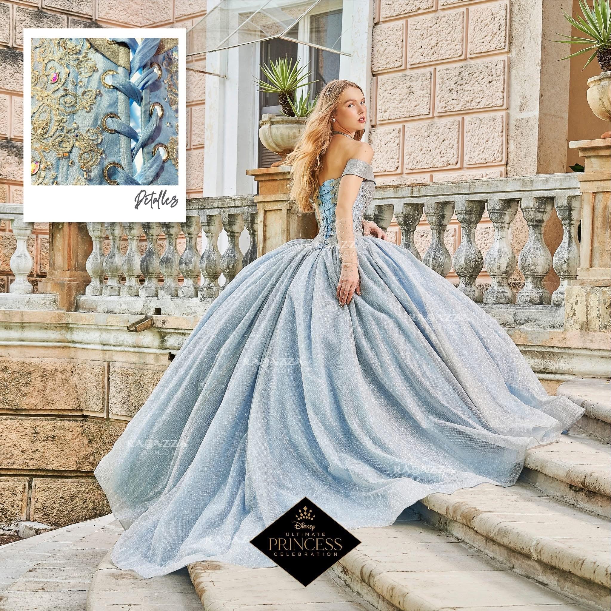 Joven con vestido de quinceañera azul estilo princesa con corset y detalles dorados, en escalinata elegante.