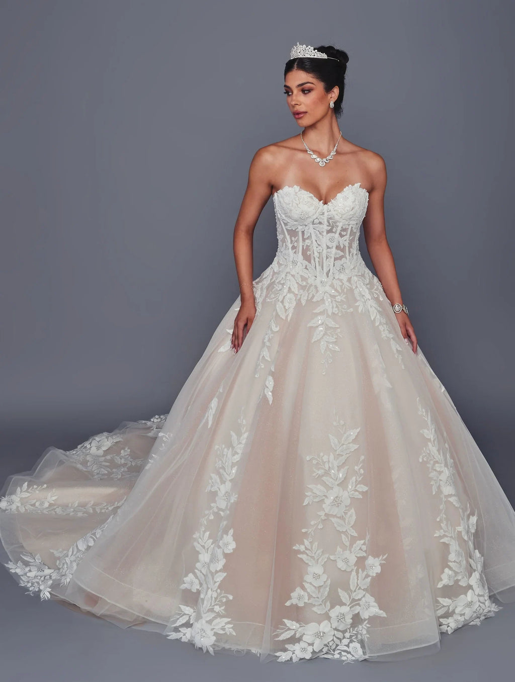 Vestido de novia DeKlaire Bridal corte línea A con corsé de encaje y falda vaporosa