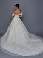 Vestido de novia DeKlaire Bridal corte línea A de encaje blanco con espalda descubierta y cola.