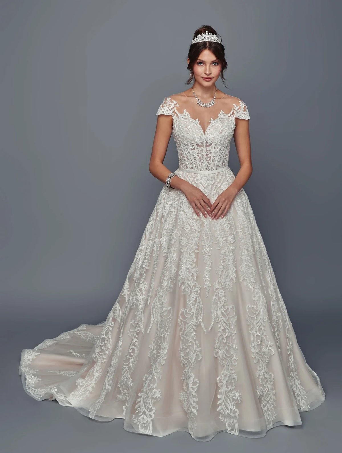 Vestido de novia DeKlaire Bridal corte línea A con encaje, escote ilusión y manga corta.