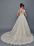 Vista posterior de vestido de novia DeKlaire Bridal corte línea A con encaje y escote ilusión.
