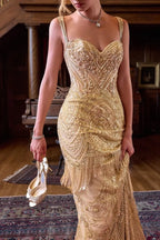 Vestido de fiesta dorado entallado con pedrería y flecos de Andrea & Leo Couture.