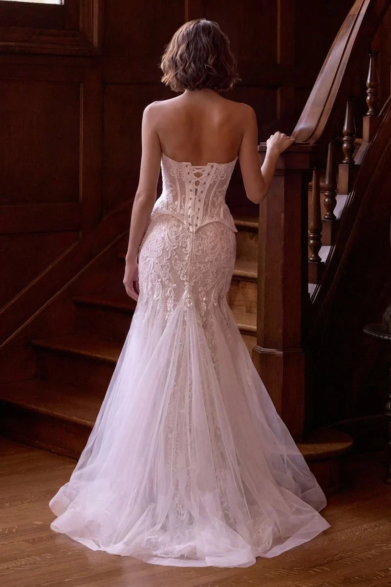 Vestido de novia ajustado con corset strapless y encaje de Cinderella Divine