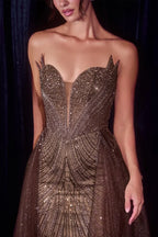 Vestido de fiesta strapless Ladivine con pedrería brillante y falda de tul en color café.