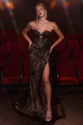Vestido de fiesta ajustado strapless de encaje y lentejuelas negro de Ladivine con abertura lateral.