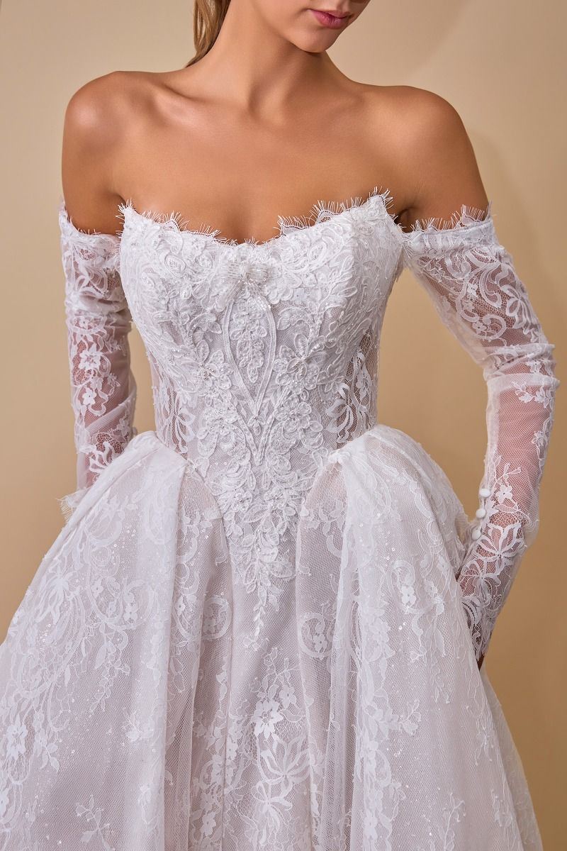 Vestido de novia de encaje blanco Andrea & Leo Couture con escote corazón y mangas largas.