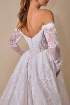 Vestido de novia Andrea & Leo Couture de encaje blanco con escote bardot y mangas largas.