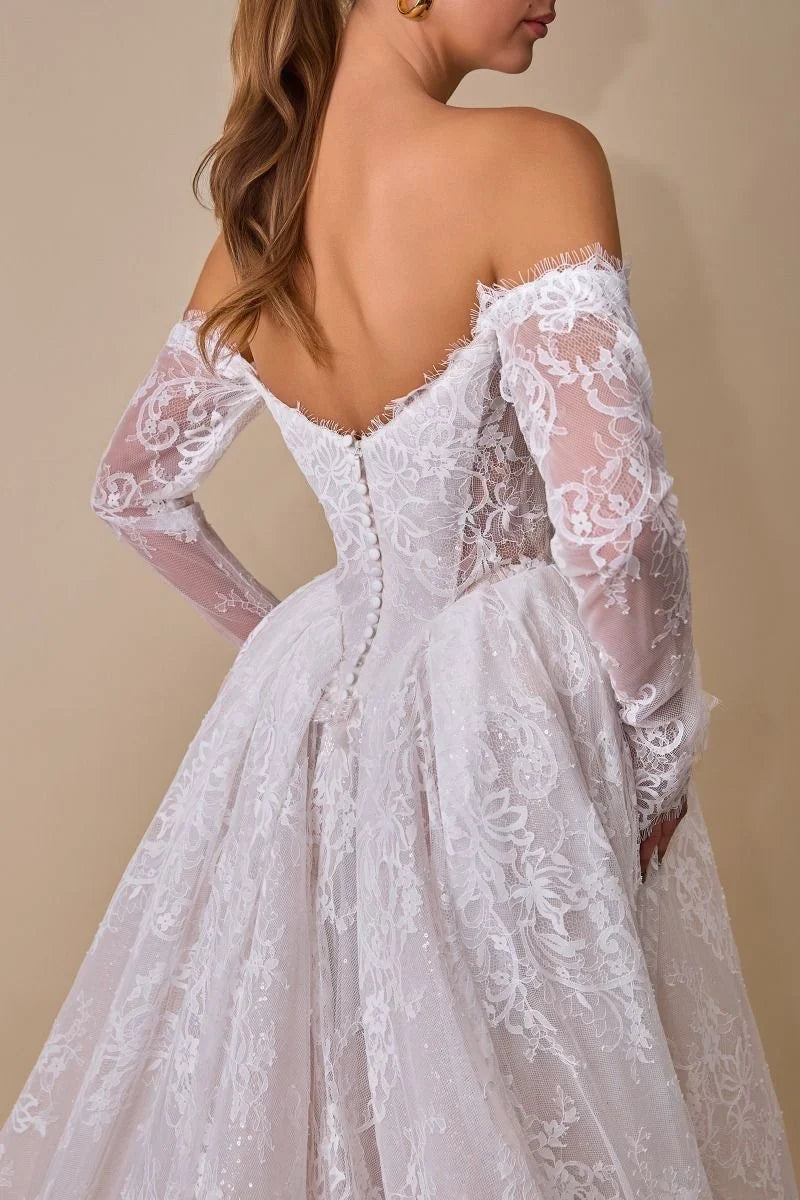 Vestido de novia Andrea & Leo Couture de encaje blanco con escote bardot y mangas largas.