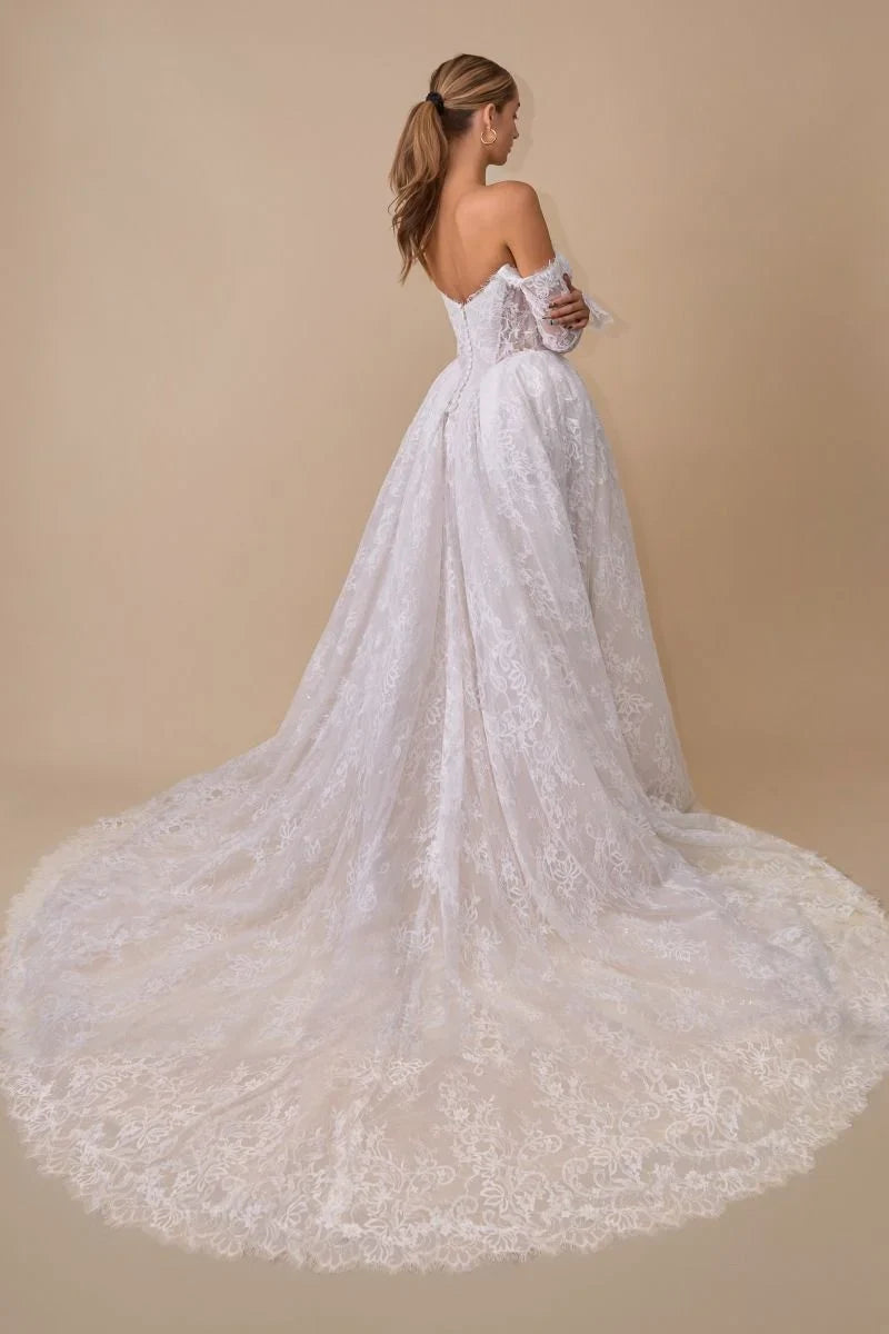 Vestido de novia de encaje blanco con falda amplia y cola larga de Andrea & Leo Couture.