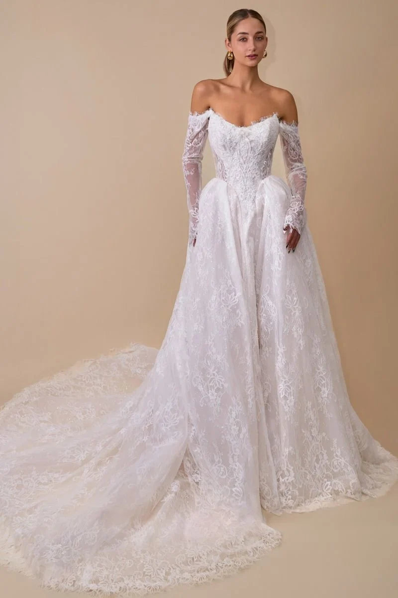 Vestido de novia Andrea & Leo Couture de encaje blanco con mangas largas y falda amplia.