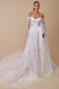 Vestido de novia Andrea & Leo Couture de encaje blanco con mangas largas y falda amplia.