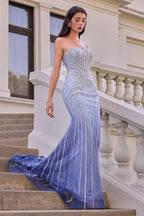 Vestido de fiesta largo azul con pedrería de Andrea & Leo Couture en una escalera blanca.