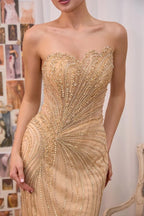 Vestido de fiesta color champagne con pedrería detallada de Andrea & Leo Couture