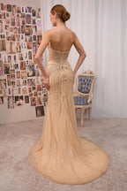 Vista trasera de vestido de fiesta beige con pedrería de Andrea & Leo Couture.