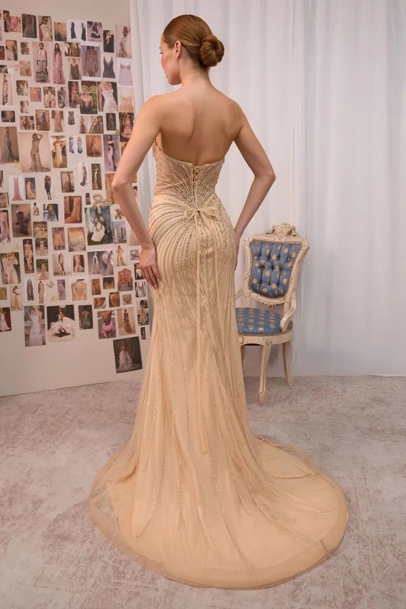 Vista trasera de vestido de fiesta beige con pedrería de Andrea & Leo Couture.