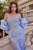 Vestido de fiesta azul con pedrería y estola de organza de Andrea & Leo Couture.