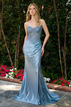 Vestido de fiesta ajustado azul de GLS Collective con corpiño de pedrería y falda satinada.