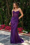 Vestido de fiesta ajustado color púrpura con pedrería y cintura vasca de GLS Collective