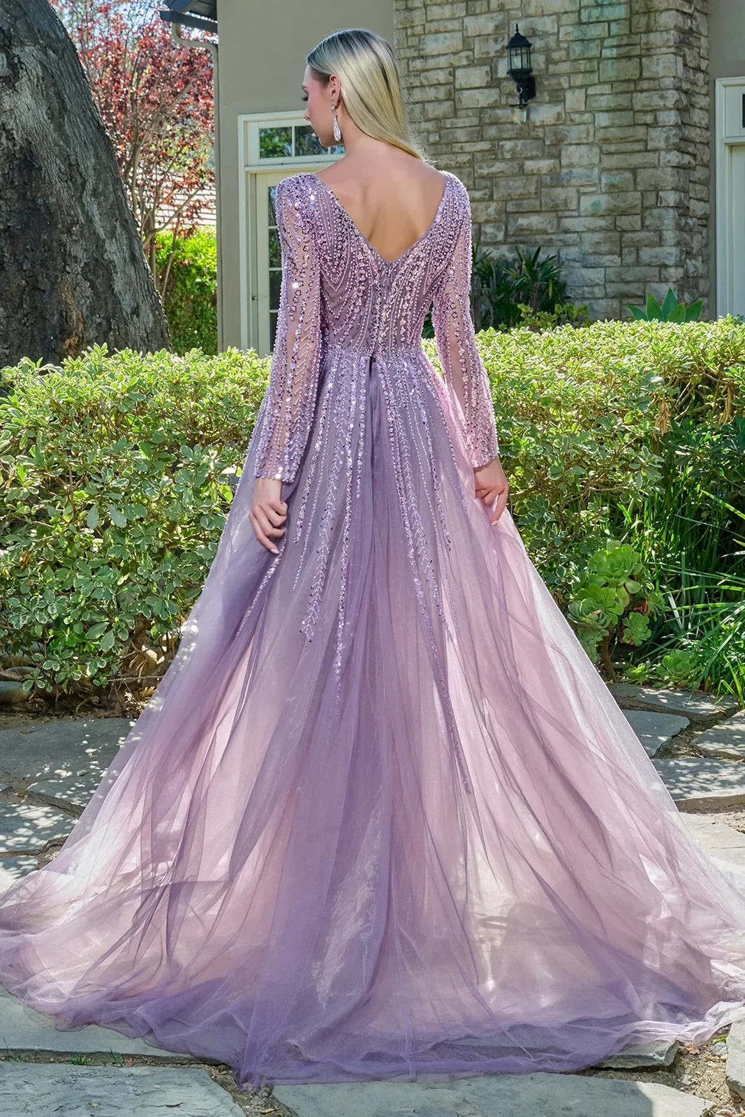 Vestido de fiesta lila línea A con manga larga y pedrería de GLS Collective