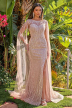 Vestido de fiesta GLS Collective color champagne con pedrería, escote barco y mangas capa.