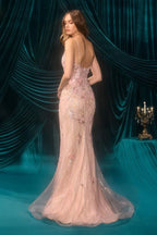 Vestido de novia rosa con detalles bordados y espalda descubierta, ideal para bodas o XV años