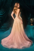 Vestido de novia rosa palo con detalles dorados, ideal para bodas y XV años, fondo de terciopelo verde