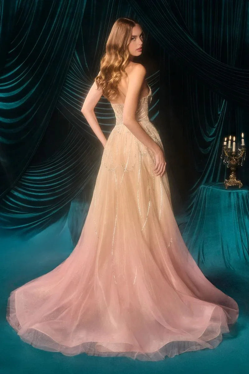 Vestido de novia rosa palo con detalles dorados, ideal para bodas y XV años, fondo de terciopelo verde