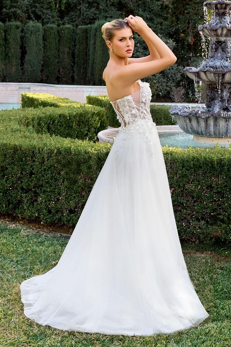 Vestido de novia blanco sin tirantes con encaje y falda de tul en jardín elegante