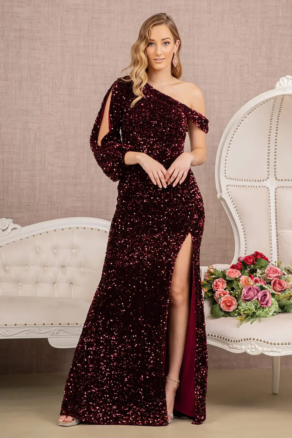 Vestido largo de terciopelo burdeos con lentejuelas, un hombro, abertura en pierna, ideal para gala