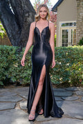 Vestido negro largo de fiesta con escote profundo y abertura lateral, ideal para XV o boda