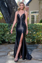 Vestido negro largo de fiesta con escote profundo y abertura lateral, ideal para XV o boda