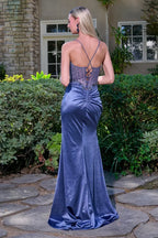 Vestido azul ahumado largo de fiesta con tirantes finos y corset de brillo, estilo elegante