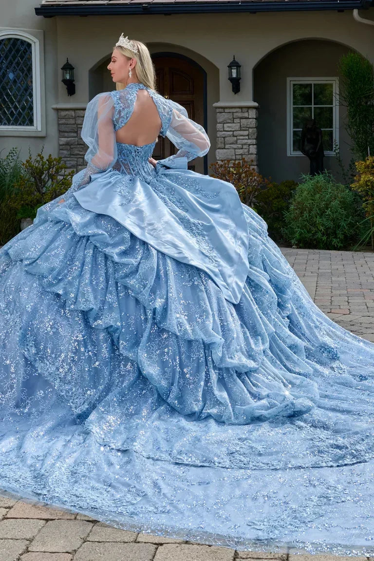 Vestido de XV años azul cielo con encaje, capas y cola larga, ideal para fiestas especiales y bodas