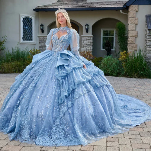 Vestido de XV años azul cielo con encaje y cristales, ideal para fiestas especiales y bodas