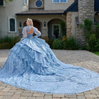 Vestido de XV años azul con brillo, cola larga y espalda descubierta, ideal para fiestas especiales