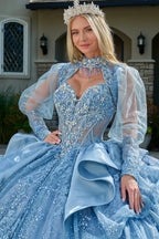 Vestido de XV años azul celeste con encaje, cristales y capa, ideal para fiestas especiales y bodas