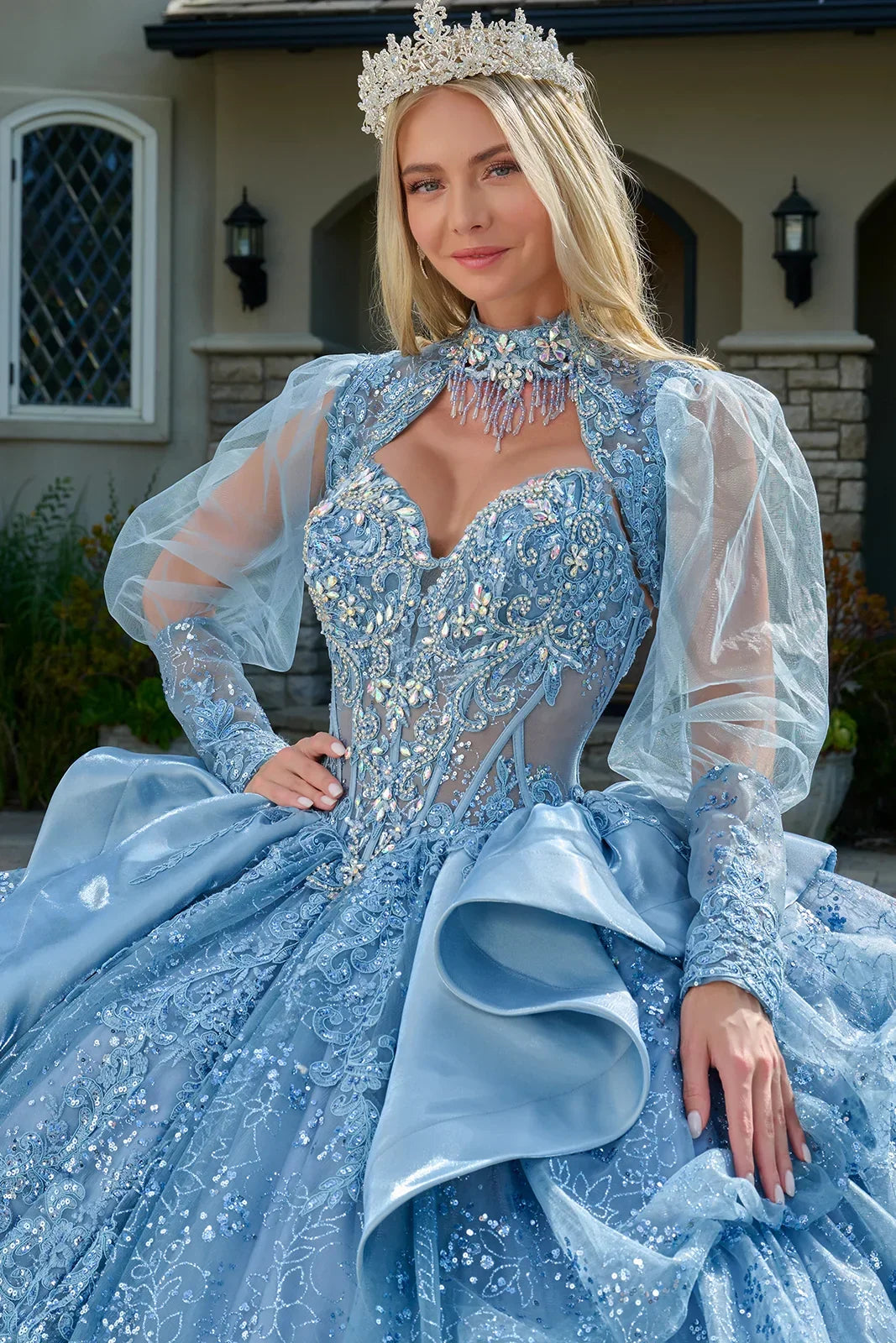 Vestido de XV años azul celeste con encaje, cristales y capa, ideal para fiestas especiales y bodas