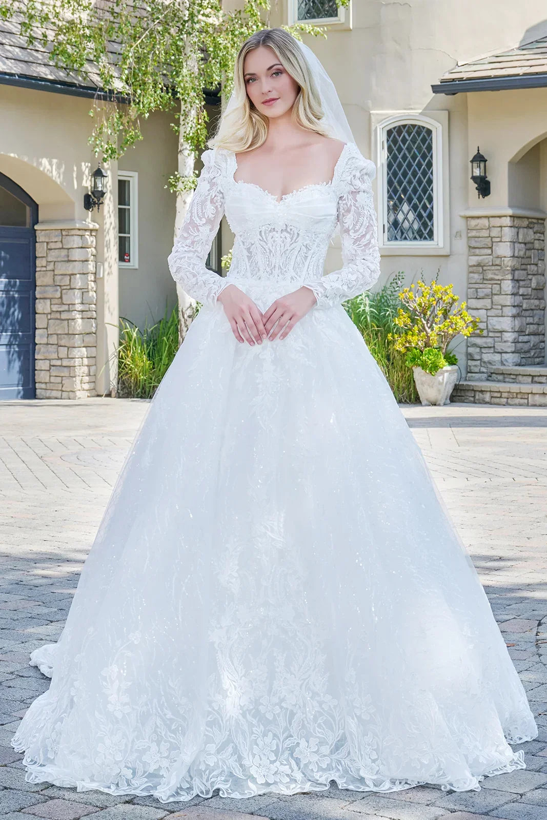 Vestido de novia blanco con corset, mangas largas de encaje y detalles bordados elegantes