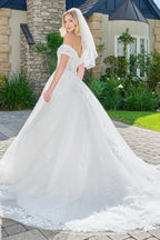 Novia con vestido de boda blanco corte princesa, escote off shoulder y velo, exterior elegante