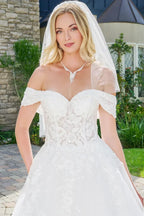 Vestido de novia blanco escote corazón con encaje, pedrería y mangas caídas, estilo elegante