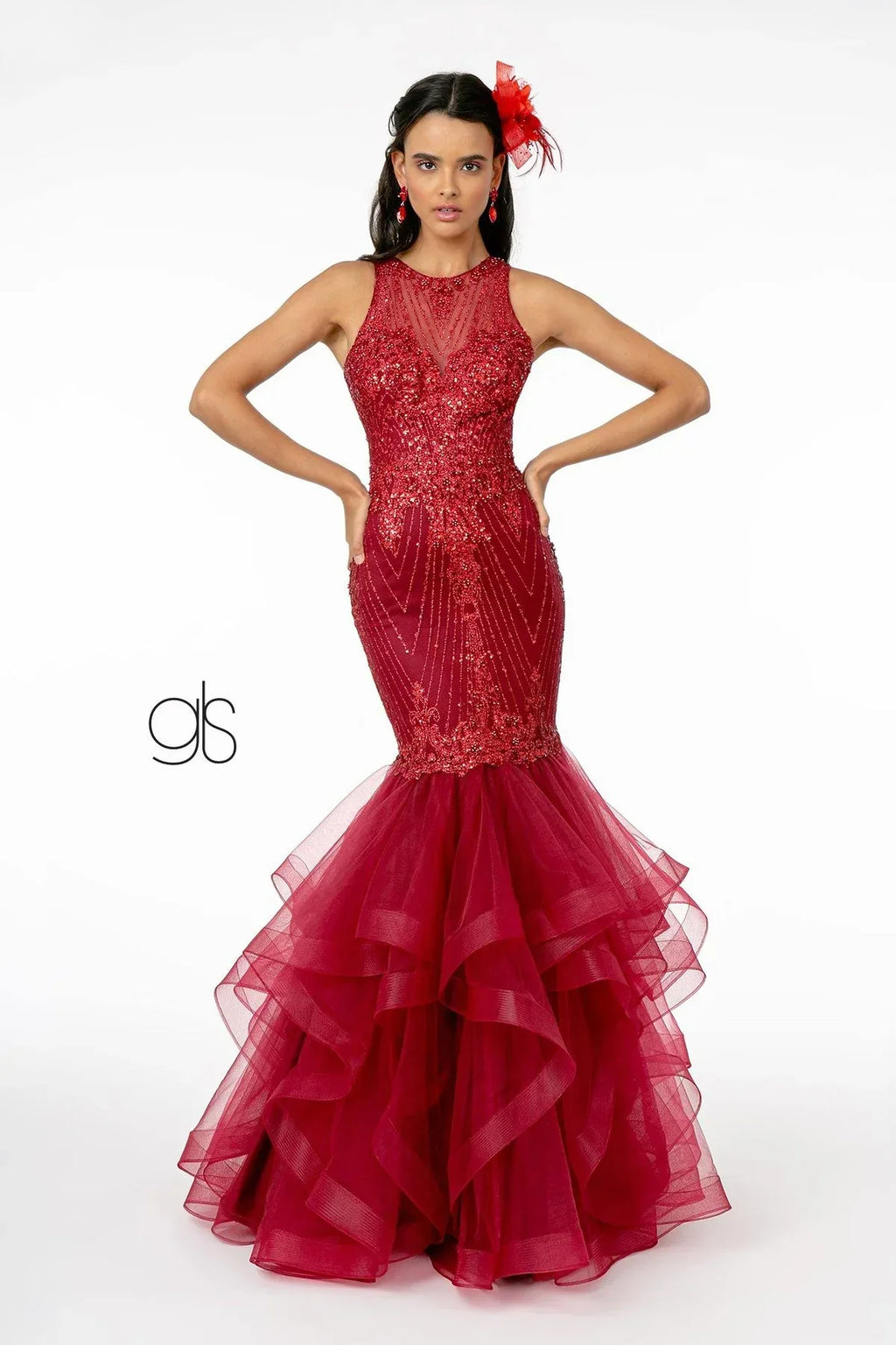 Vestido largo burdeos corte sirena con brillos y falda de capas, ideal para fiesta o XV años.