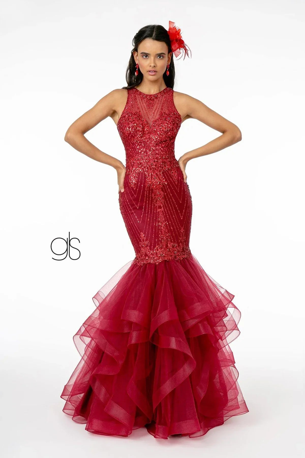 Vestido largo burdeos corte sirena con brillos y falda de capas, ideal para fiesta o XV años.