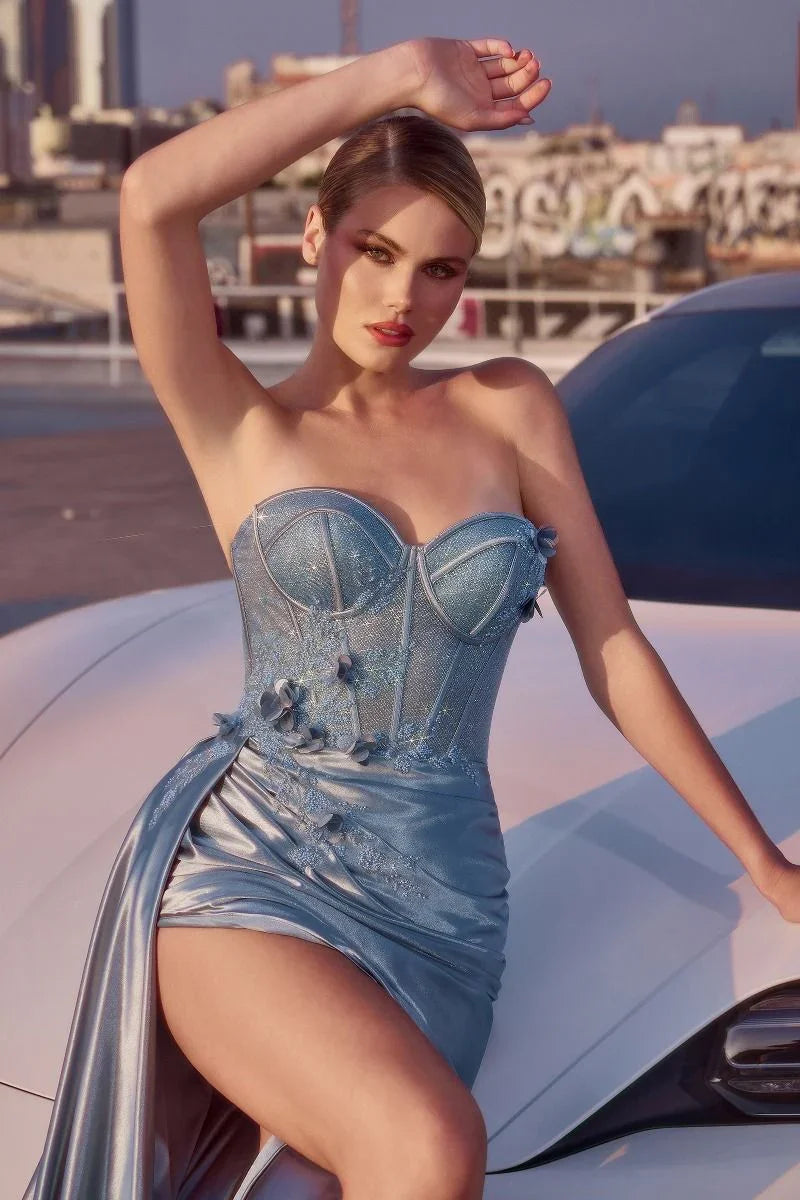 Mujer con vestido corset azul claro elegante, detalle floral, sentada sobre auto blanco al aire libre