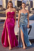 Dos mujeres con vestidos de fiesta elegantes, uno magenta y otro azul, corte strapless con abertura.