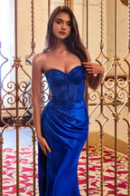 Mujer con vestido de gala azul brillante, escote corazón, ideal para XV años o eventos formales.
