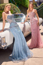 Dos mujeres lucen vestidos de fiesta largos azul y rosa con pedrería, junto a un auto clásico.